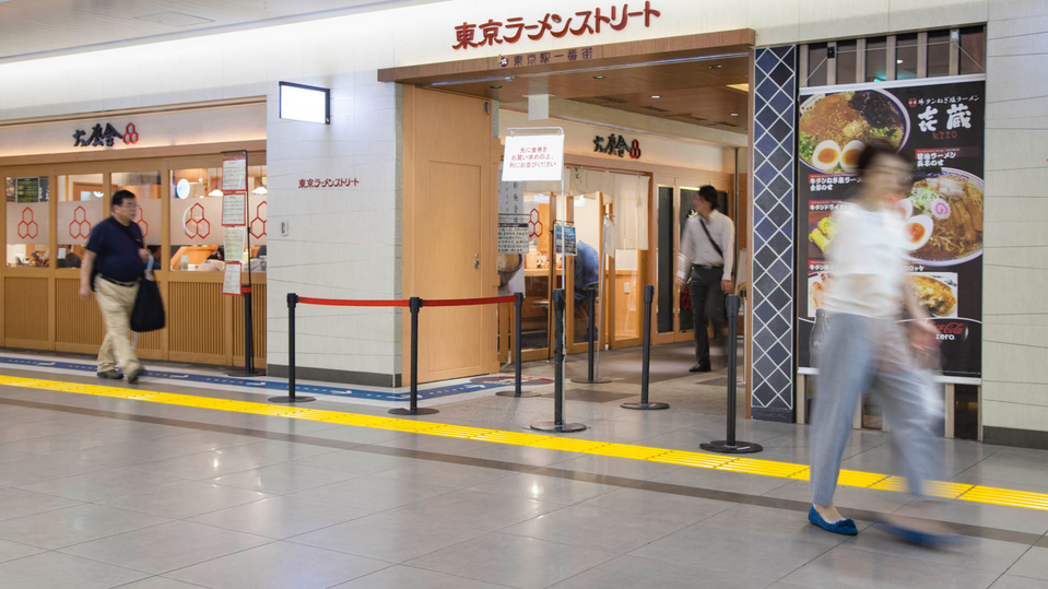 Rokurinsha is conveniently located on Tokyo Ramen Street in Tokyo Station.